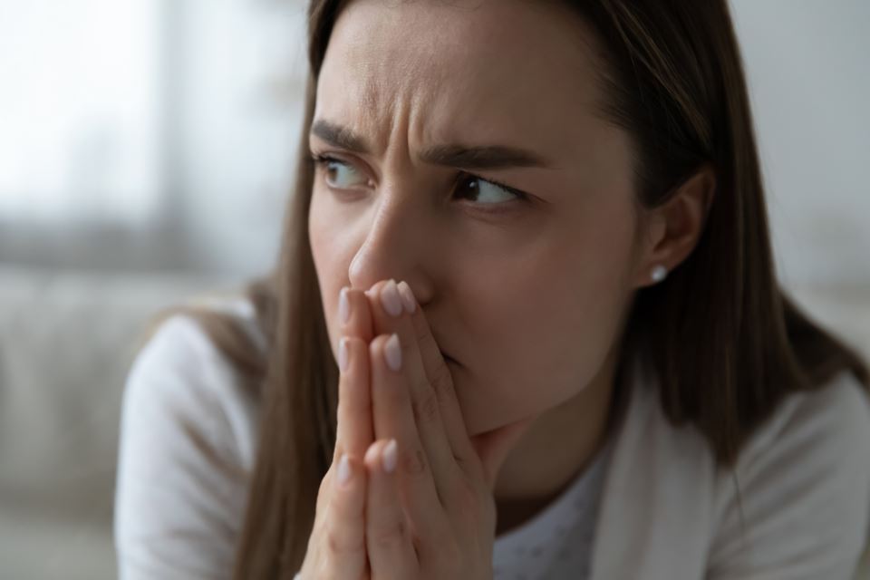 Sređivala sam orman i pronašla maminu staru prašnjavu kutiju za obuću Borovo: Unutrašnjost je krila njenu mračnu tajnu i sad ne znam kako da je pogledam u oči - featured image