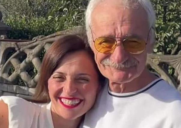 Godinama tražila biološke roditelje, pa oca pronašla na Fejsbuku: ŠOKIRALA se kada je saznala da su prijatelji, a reakcija majke je sve iznenadila - featured image Godinama tražila biološke roditelje, pa oca pronašla na Fejsbuku: ŠOKIRALA se kada je saznala da su prijatelji, a reakcija majke je sve iznenadila - featured image