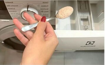 U veš dodam samo jednu supenu kašiku: Uklanja lepljive mrlje, čisti veš mašinu i omekšava vodu! U veš dodam samo jednu supenu kašiku: Uklanja lepljive mrlje, čisti veš mašinu i omekšava vodu! - featured image