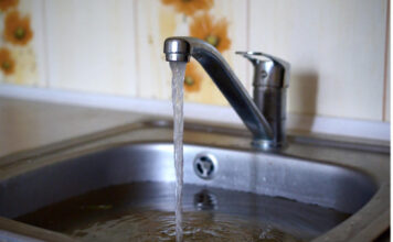 JEDNOSTAVAN NAČIN ZA OTPUŠITI SUDOPERU ZA 60 SEKUNDI: Zaboravite na sirće i sodu bikarbonu, upotrebite OVO iz kupatila i odvod će “prodisati” JEDNOSTAVAN NAČIN ZA OTPUŠITI SUDOPERU ZA 60 SEKUNDI: Zaboravite na sirće i sodu bikarbonu, upotrebite OVO iz kupatila i odvod će “prodisati” - featured image