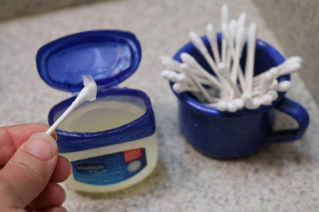 Vazelin trenutno najtraženija krema na svijetu zbog trika koji su žene otkrile - content image Vazelin trenutno najtraženija krema na svijetu zbog trika koji su žene otkrile - content image