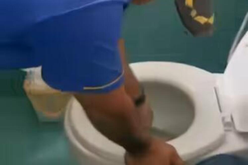 ZAHVALJUJUĆI ZAPUŠENOJ WC ŠOLJI SAZNAO DA GA ŽENA VARA: Zbog reči vodoinstalatera ostao ŠOKIRAN! Primetio sam da..” - featured image ZAHVALJUJUĆI ZAPUŠENOJ WC ŠOLJI SAZNAO DA GA ŽENA VARA: Zbog reči vodoinstalatera ostao ŠOKIRAN! Primetio sam da..” - featured image