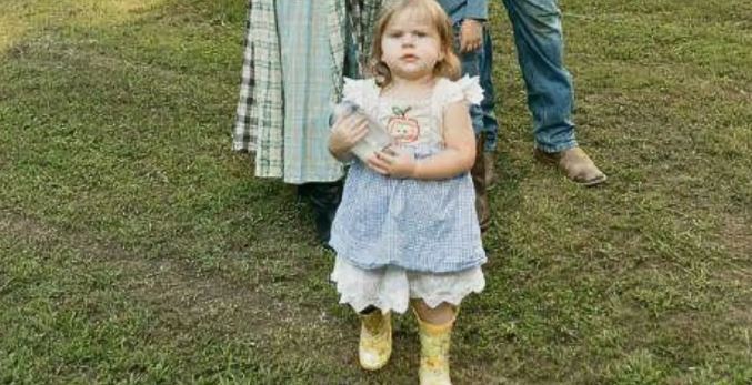 Rođaka joj poslala sliku svoje ćerke, a ona je prepoznala haljinicu na njoj s plakata za nestale osobe: Kad je otkriveno šta se desilo sa devojčicom zaledila se - featured image Rođaka joj poslala sliku svoje ćerke, a ona je prepoznala haljinicu na njoj s plakata za nestale osobe: Kad je otkriveno šta se desilo sa devojčicom zaledila se - featured image