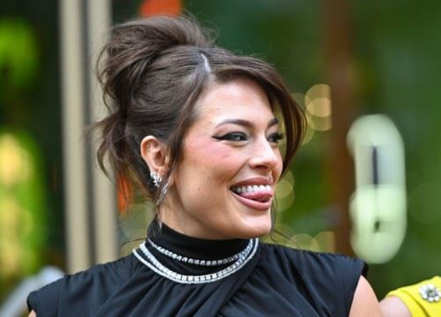 Žena sa najsavršenijim telom i 100 kilograma skinula se u donji veš i pokazala svaki deo svog tela: Svi su sinoć gledali samo u nju - featured image Žena sa najsavršenijim telom i 100 kilograma skinula se u donji veš i pokazala svaki deo svog tela: Svi su sinoć gledali samo u nju - featured image