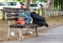 DEVOJKA IZ NOVOG SADA UDELILA BESKUĆNIKU, kad je progovorio shvatila je ko je iza izmučenog lica: UKOPALA SE U MESTU DEVOJKA IZ NOVOG SADA UDELILA BESKUĆNIKU, kad je progovorio shvatila je ko je iza izmučenog lica: UKOPALA SE U MESTU - featured image