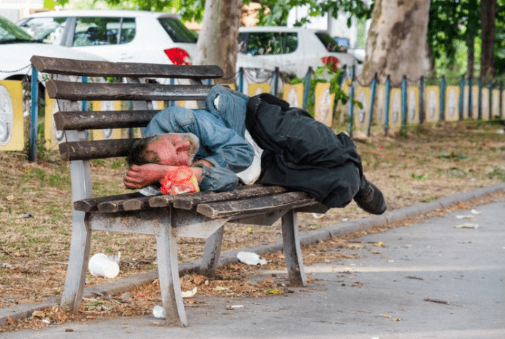 DEVOJKA IZ NOVOG SADA UDELILA BESKUĆNIKU, kad je progovorio shvatila je ko je iza izmučenog lica: UKOPALA SE U MESTU - featured image DEVOJKA IZ NOVOG SADA UDELILA BESKUĆNIKU, kad je progovorio shvatila je ko je iza izmučenog lica: UKOPALA SE U MESTU - featured image