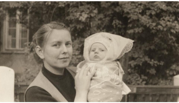 Marinu su kao bebu ostavili na stepeništu policije: 60 godina kasnije je saznala istinu o majci i pravom imenu - featured image Marinu su kao bebu ostavili na stepeništu policije: 60 godina kasnije je saznala istinu o majci i pravom imenu - featured image