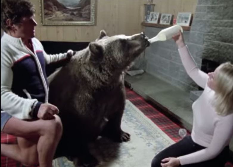 Ova žena nije mogla da ima decu, pa je kupila bebu medveda da ga odgoji kao sina: Ono što se dalje desilo – niko nije mogao ni da sanja - featured image Ova žena nije mogla da ima decu, pa je kupila bebu medveda da ga odgoji kao sina: Ono što se dalje desilo – niko nije mogao ni da sanja - featured image