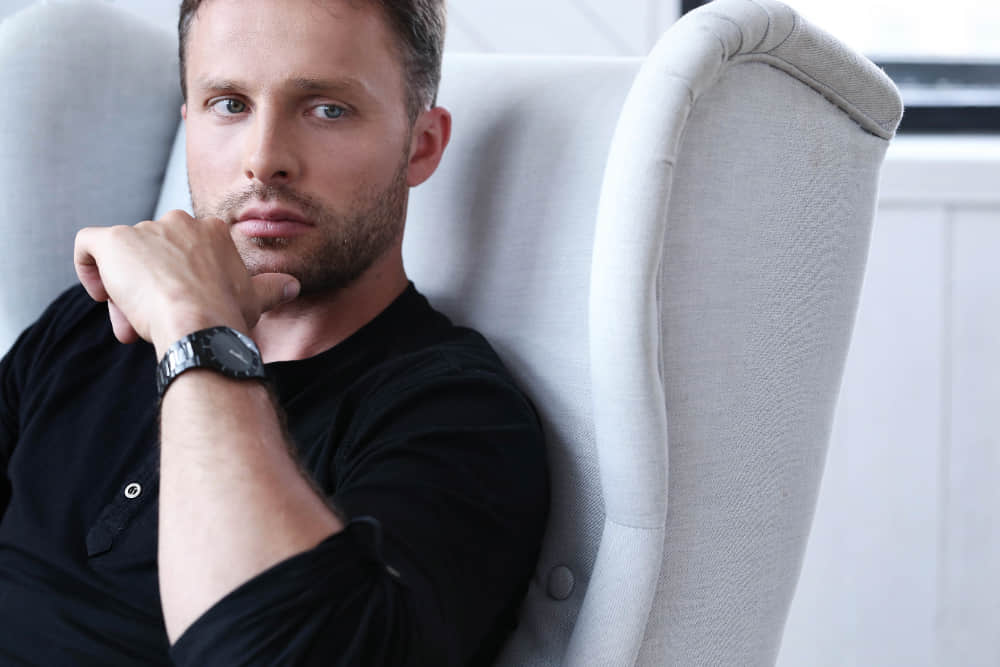 Nije to navika, već opsesija koju ne zna sakriti. Ovih 8 jasnih znakova pokazuje da ste mu stalno u mislima - featured image Nije to navika, već opsesija koju ne zna sakriti. Ovih 8 jasnih znakova pokazuje da ste mu stalno u mislima - featured image