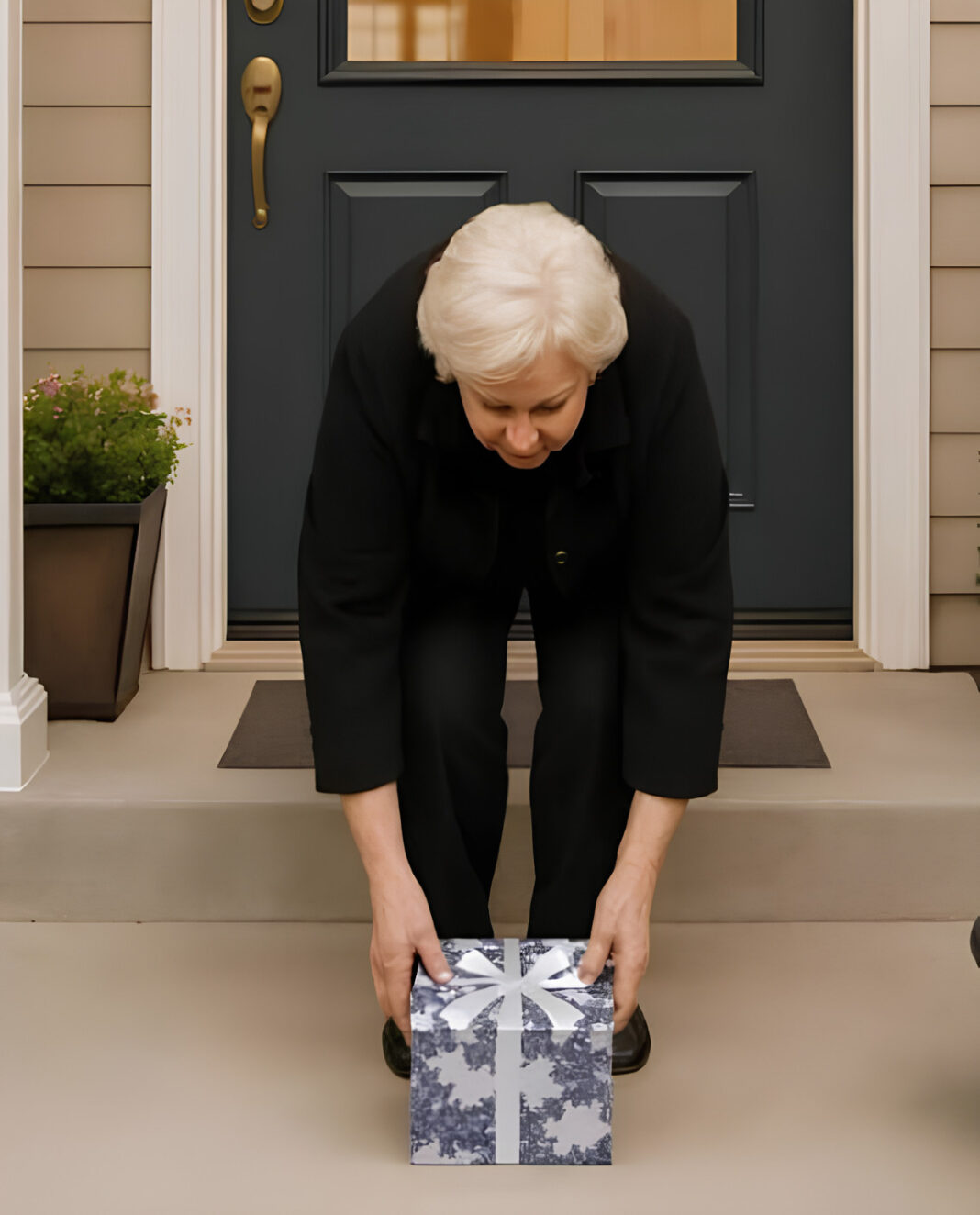 Moja svekrva je došla na rođendan mog unuka, ostavila poklon na pragu i jednako brzo otišla. A kada smo otvorili kutiju, ostali smo zapanjeni onim što smo pronašli unutra. - featured image