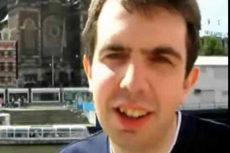 Zbog čoveka koji ima najveću “muškost”, devojka dobila potres mozga: Način na koji ga sakriva odećom mnoge ostavi u čudu - featured image Zbog čoveka koji ima najveću “muškost”, devojka dobila potres mozga: Način na koji ga sakriva odećom mnoge ostavi u čudu - featured image