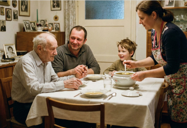Sin je terao starog oca da jede sam u ćošku iz drvene činije, a onda mu je njegovo dete priredilo lekciju od koje je zanemeo - featured image Sin je terao starog oca da jede sam u ćošku iz drvene činije, a onda mu je njegovo dete priredilo lekciju od koje je zanemeo - featured image
