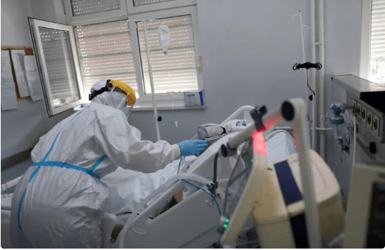 NOVO ŽARIŠTE SMRTONOSNOG VIRUSA Zdravstveni radnici zaraženi, 100 ljudi izolovano, SVE KREĆE SA OVIM SIMPTOMOM - featured image NOVO ŽARIŠTE SMRTONOSNOG VIRUSA Zdravstveni radnici zaraženi, 100 ljudi izolovano, SVE KREĆE SA OVIM SIMPTOMOM - featured image