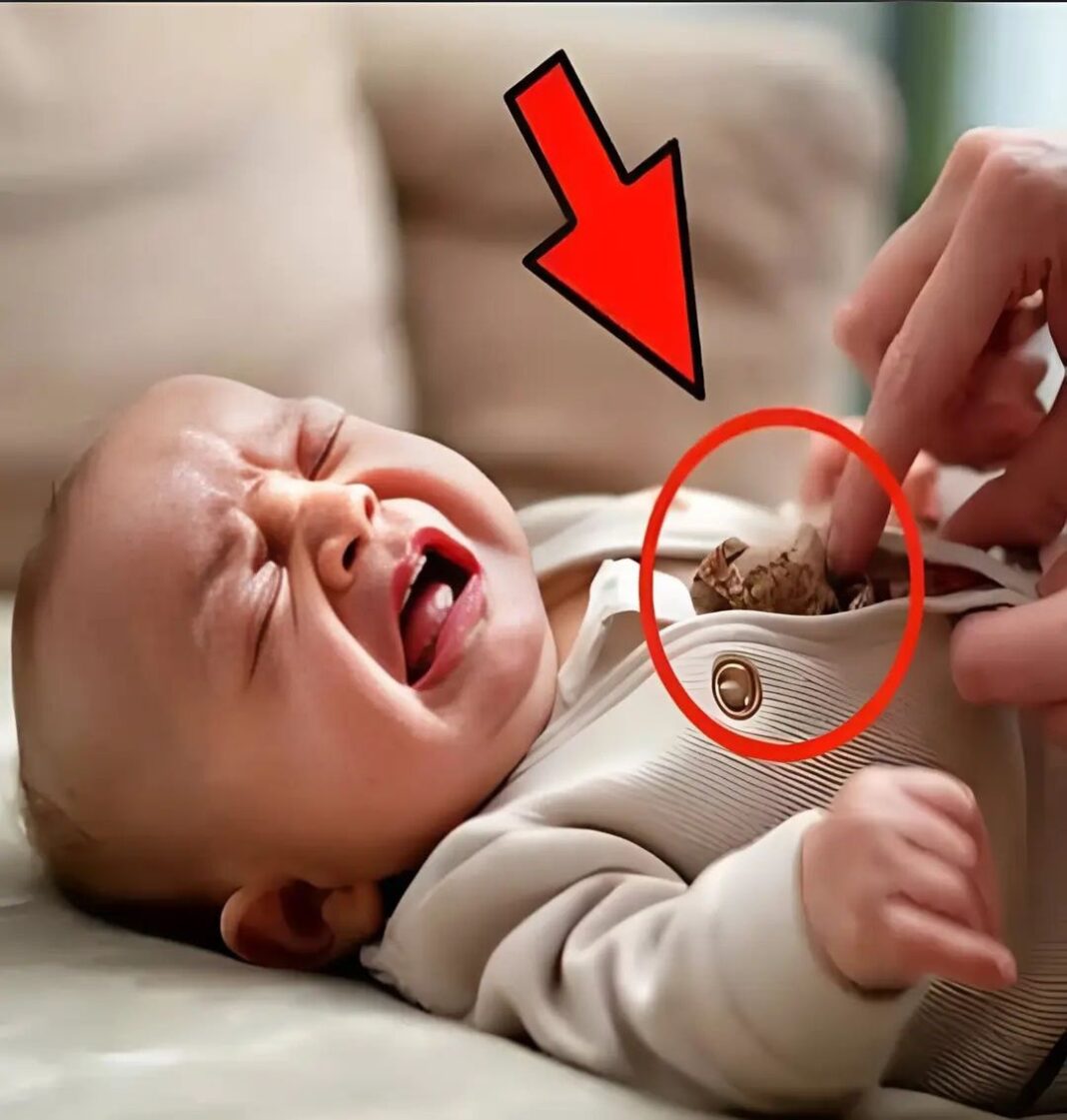 Kako je dan odmicao, majka je izvadila novu dječju odjeću kupljenu prije nekoliko tjedana. Otvorila ju je — i ostala bez daha od užasa. 😨 - featured image