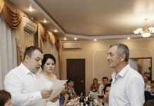 Kada je siromašan otac svojoj kćerki za vjenčanje poklonio običnu kovertu, bogata rodbina mladoženje počela se smijati takvom „velikodušnom“ poklonu. ☹️🤔 Kada je siromašan otac svojoj kćerki za vjenčanje poklonio običnu kovertu, bogata rodbina mladoženje počela se smijati takvom „velikodušnom“ poklonu. ☹️🤔 - featured image