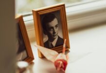 ZAŠTO NE TREBA DRŽATI FOTOGRAFIJE UMRLIH LJUDI U KUĆI Razlog će vas zapanjiti! ZAŠTO NE TREBA DRŽATI FOTOGRAFIJE UMRLIH LJUDI U KUĆI Razlog će vas zapanjiti! - featured image