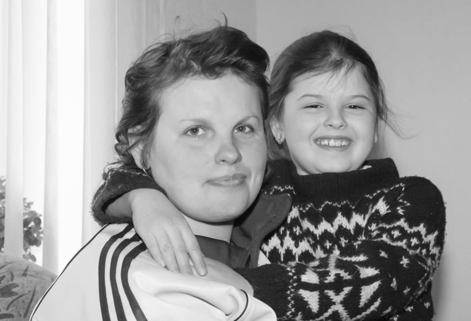 Moja majka je postala alkoholičarka i ja nisam mogla da je spasem: Ljudi su mi govorili “Sramota, da je tako pustiš” a niko nije znao agoniju u kojoj sam živela - featured image Moja majka je postala alkoholičarka i ja nisam mogla da je spasem: Ljudi su mi govorili “Sramota, da je tako pustiš” a niko nije znao agoniju u kojoj sam živela - featured image