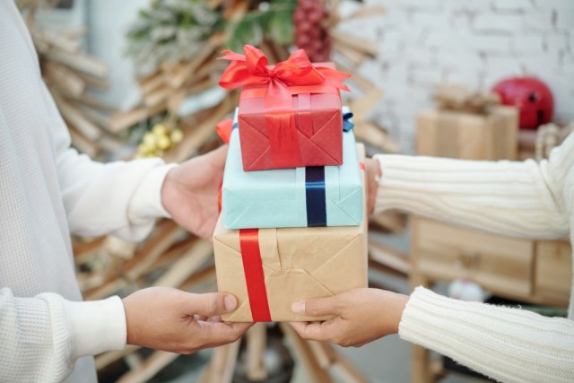 Šta znači kada vam u kuću dolazi gost praznih ruku, prema psihologiji? - featured image Šta znači kada vam u kuću dolazi gost praznih ruku, prema psihologiji? - featured image