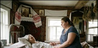 „Muž i svekrva otišli su na more, ostavljajući poruku: ‘Sama se snalazi s ovom ruševinom.’ Baka muža bila je na samrti — dva dana bez hrane i vode. Već sam zvala hitnu pomoć, kada su njeni hladni prsti stisnuli moj zglob: ‘Nemoj zvati doktore. Pogledaj ispod komode, i shvatićeš zašto će me uskoro moliti za milost.’… 😲😲😲“ „Muž i svekrva otišli su na more, ostavljajući poruku: ‘Sama se snalazi s ovom ruševinom.’ Baka muža bila je na samrti — dva dana bez hrane i vode. Već sam zvala hitnu pomoć, kada su njeni hladni prsti stisnuli moj zglob: ‘Nemoj zvati doktore. Pogledaj ispod komode, i shvatićeš zašto će me uskoro moliti za milost.’… 😲😲😲“ - featured image