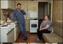 „Mama, kunem ti se, biće puno hrane, a svakome ću dati po deset hiljada kao poklon!“ – razlagao je muž na telefonu svojoj majci pred novogodišnje praznike. Međutim, kada je tačno u šest sati popodne svečana svjećica svastike dovela celu bučnu ekipu do njihovog praga, nije bilo nikakve trpeze. Lica prisutnih su dobila ZELENI ton pri pogledu na ono što je bilo pred njima… 😲😲😲 „Mama, kunem ti se, biće puno hrane, a svakome ću dati po deset hiljada kao poklon!“ – razlagao je muž na telefonu svojoj majci pred novogodišnje praznike. Međutim, kada je tačno u šest sati popodne svečana svjećica svastike dovela celu bučnu ekipu do njihovog praga, nije bilo nikakve trpeze. Lica prisutnih su dobila ZELENI ton pri pogledu na ono što je bilo pred njima… 😲😲😲 - featured image