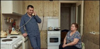 „Mama, kunem ti se, biće puno hrane, a svakome ću dati po deset hiljada kao poklon!“ – razlagao je muž na telefonu svojoj majci pred novogodišnje praznike. Međutim, kada je tačno u šest sati popodne svečana svjećica svastike dovela celu bučnu ekipu do njihovog praga, nije bilo nikakve trpeze. Lica prisutnih su dobila ZELENI ton pri pogledu na ono što je bilo pred njima… 😲😲😲 „Mama, kunem ti se, biće puno hrane, a svakome ću dati po deset hiljada kao poklon!“ – razlagao je muž na telefonu svojoj majci pred novogodišnje praznike. Međutim, kada je tačno u šest sati popodne svečana svjećica svastike dovela celu bučnu ekipu do njihovog praga, nije bilo nikakve trpeze. Lica prisutnih su dobila ZELENI ton pri pogledu na ono što je bilo pred njima… 😲😲😲 - featured image