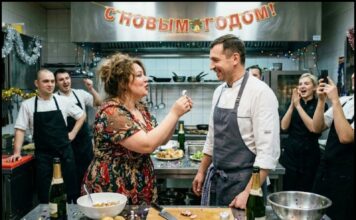 Imam 33 godine, i pijana sam predložila 55-godišnjem kuvaru iz naše kafeterije da se venčamo. On je pristao. Ujutro sam došla k sebi, ali već smo bili u matičnom uredu. A onda me pozvao generalni direktor u kancelariju: „Znate li uopšte za koga ste se udali?“ Zaledila sam se kada sam saznala ISTINU… 😲😲😲 Imam 33 godine, i pijana sam predložila 55-godišnjem kuvaru iz naše kafeterije da se venčamo. On je pristao. Ujutro sam došla k sebi, ali već smo bili u matičnom uredu. A onda me pozvao generalni direktor u kancelariju: „Znate li uopšte za koga ste se udali?“ Zaledila sam se kada sam saznala ISTINU… 😲😲😲 - featured image