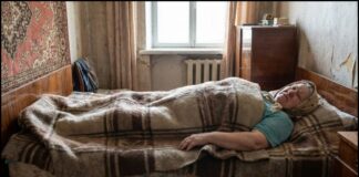 Skrila sam od paralizovane majke muža da sam postavila skrivene kamere, a kada sam vidjela snimke, jedva sam ostala pri zdravom razumu. Te iste noći izložila sam njihove kofere na stepeništu i odmah promenila sve brave. Tek kasnije mi je komšinica šapnula: „Bože, pa zato su oni…“… 😲😲😲 Skrila sam od paralizovane majke muža da sam postavila skrivene kamere, a kada sam vidjela snimke, jedva sam ostala pri zdravom razumu. Te iste noći izložila sam njihove kofere na stepeništu i odmah promenila sve brave. Tek kasnije mi je komšinica šapnula: „Bože, pa zato su oni…“… 😲😲😲 - featured image