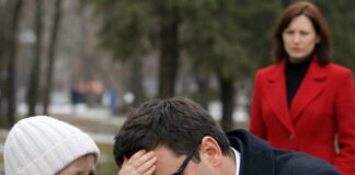 Šapat devojčice iz parka: “Nisi slep, tvoja žena ti nešto sipa u hranu” — istina koja je isplivala iz sudopere Šapat devojčice iz parka: “Nisi slep, tvoja žena ti nešto sipa u hranu” — istina koja je isplivala iz sudopere - featured image