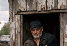 Tri huligana pokucala su na vrata usamljenog starca, uvjereni da pred sobom imaju lak plijen, ali nisu imali pojma ko se zapravo nalazi iza tih vrata i kako će se ta posjeta za njih završiti։ Tri huligana pokucala su na vrata usamljenog starca, uvjereni da pred sobom imaju lak plijen, ali nisu imali pojma ko se zapravo nalazi iza tih vrata i kako će se ta posjeta za njih završiti։ - featured image