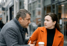 „Znam da me mrziš, ali sutra, nakon ceremonije u matičnom uredu, ni pod kojim okolnostima nemoj ulaziti u automobil. Molim te, vjeruj mi.“ „Znam da me mrziš, ali sutra, nakon ceremonije u matičnom uredu, ni pod kojim okolnostima nemoj ulaziti u automobil. Molim te, vjeruj mi.“ - featured image