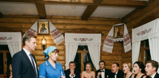 Lekcija da ne sudimo po izgledu: šta se desilo kada milioner odveo svoju sobaricu na poslovni sastanak Lekcija da ne sudimo po izgledu: šta se desilo kada milioner odveo svoju sobaricu na poslovni sastanak - featured image