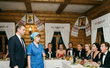 Lekcija da ne sudimo po izgledu: šta se desilo kada milioner odveo svoju sobaricu na poslovni sastanak Lekcija da ne sudimo po izgledu: šta se desilo kada milioner odveo svoju sobaricu na poslovni sastanak - featured image