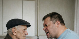 Zamolio sam snajku da ne lakira nokte u kuhinji; sin je planuo i udario me, a ona se podrugljivo nasmešila — ali petnaest minuta kasnije desilo se nešto zbog čega su oboje gorko zažalili Zamolio sam snajku da ne lakira nokte u kuhinji; sin je planuo i udario me, a ona se podrugljivo nasmešila — ali petnaest minuta kasnije desilo se nešto zbog čega su oboje gorko zažalili - featured image