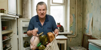 Moj sin je kupio ovu vikendicu, znači, imam pravo dolaziti kad želim i uzeti što želim! — vikala je svekrva, iznoseći proizvode iz frižidera i prazneći police sa zimnicom Anđele. A navečer se začuo zvono na vratima, svekrva je otvorila i ostala zapanjena, ugledavši neočekivanog gosta… 😲😲😲 Moj sin je kupio ovu vikendicu, znači, imam pravo dolaziti kad želim i uzeti što želim! — vikala je svekrva, iznoseći proizvode iz frižidera i prazneći police sa zimnicom Anđele. A navečer se začuo zvono na vratima, svekrva je otvorila i ostala zapanjena, ugledavši neočekivanog gosta… 😲😲😲 - featured image