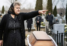 Tokom sahrane mog dvomjesečnog sina, svekrva je rekla da se sve desilo zbog mene, a u odgovoru je moja starija kćerka iznenada šapnula: “Mama, mogu li ti reći šta je baka radila s bratom?” 😨😱 Tokom sahrane mog dvomjesečnog sina, svekrva je rekla da se sve desilo zbog mene, a u odgovoru je moja starija kćerka iznenada šapnula: “Mama, mogu li ti reći šta je baka radila s bratom?” 😨😱 - featured image