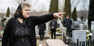 Tokom sahrane mog dvomjesečnog sina, svekrva je rekla da se sve desilo zbog mene, a u odgovoru je moja starija kćerka iznenada šapnula: “Mama, mogu li ti reći šta je baka radila s bratom?” 😨😱 Tokom sahrane mog dvomjesečnog sina, svekrva je rekla da se sve desilo zbog mene, a u odgovoru je moja starija kćerka iznenada šapnula: “Mama, mogu li ti reći šta je baka radila s bratom?” 😨😱 - featured image