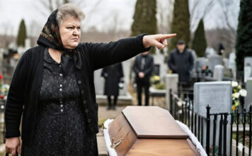 Tokom sahrane mog dvomjesečnog sina, svekrva je rekla da se sve desilo zbog mene, a u odgovoru je moja starija kćerka iznenada šapnula: “Mama, mogu li ti reći šta je baka radila s bratom?” 😨😱 Tokom sahrane mog dvomjesečnog sina, svekrva je rekla da se sve desilo zbog mene, a u odgovoru je moja starija kćerka iznenada šapnula: “Mama, mogu li ti reći šta je baka radila s bratom?” 😨😱 - featured image