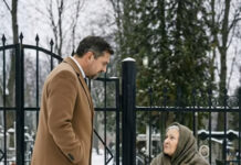 Nakon sahrane svoje supruge, milioner je krenuo prema svom automobilu i u blizini kapije groblja ugledao siromašnu staricu. Zaustavio se, izvadio nekoliko novčanica iz novčanika i šutke joj ih pružio. Nakon sahrane svoje supruge, milioner je krenuo prema svom automobilu i u blizini kapije groblja ugledao siromašnu staricu. Zaustavio se, izvadio nekoliko novčanica iz novčanika i šutke joj ih pružio. - featured image