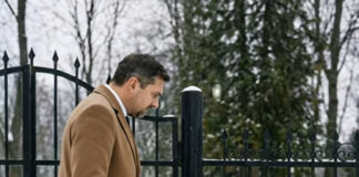 Nakon sahrane svoje supruge, milioner je krenuo prema svom automobilu i u blizini kapije groblja ugledao siromašnu staricu. Zaustavio se, izvadio nekoliko novčanica iz novčanika i šutke joj ih pružio. Nakon sahrane svoje supruge, milioner je krenuo prema svom automobilu i u blizini kapije groblja ugledao siromašnu staricu. Zaustavio se, izvadio nekoliko novčanica iz novčanika i šutke joj ih pružio. - featured image