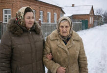 Majka mnoge djece primila je usamljenu stariju ženu s ulice i dopustila joj da ostane u svom domu. Ali ujutro se ispred njihovog dvorišta zaustavio skupi auto sa osiguranjem – a onda se dogodilo nešto što je sve ostavilo u šoku 😱😨 Majka mnoge djece primila je usamljenu stariju ženu s ulice i dopustila joj da ostane u svom domu. Ali ujutro se ispred njihovog dvorišta zaustavio skupi auto sa osiguranjem – a onda se dogodilo nešto što je sve ostavilo u šoku 😱😨 - featured image