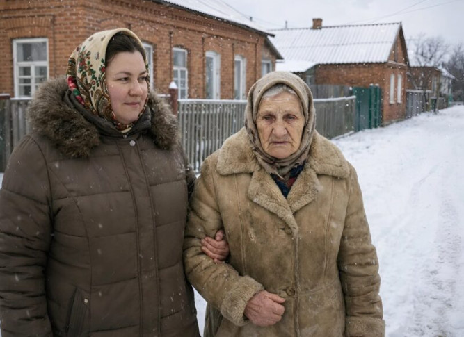 Majka mnoge djece primila je usamljenu stariju ženu s ulice i dopustila joj da ostane u svom domu. Ali ujutro se ispred njihovog dvorišta zaustavio skupi auto sa osiguranjem – a onda se dogodilo nešto što je sve ostavilo u šoku 😱😨 - featured image Majka mnoge djece primila je usamljenu stariju ženu s ulice i dopustila joj da ostane u svom domu. Ali ujutro se ispred njihovog dvorišta zaustavio skupi auto sa osiguranjem – a onda se dogodilo nešto što je sve ostavilo u šoku 😱😨 - featured image