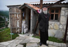 Kada vam neka osoba čini zlo i nanosi vam veliku bol, uradite samo ovu stvar i ponovo ćete naći svoj put ka sreći: Moćan savet monaha sa Svete Gore Kada vam neka osoba čini zlo i nanosi vam veliku bol, uradite samo ovu stvar i ponovo ćete naći svoj put ka sreći: Moćan savet monaha sa Svete Gore - featured image