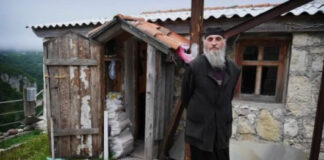 Kada vam neka osoba čini zlo i nanosi vam veliku bol, uradite samo ovu stvar i ponovo ćete naći svoj put ka sreći: Moćan savet monaha sa Svete Gore Kada vam neka osoba čini zlo i nanosi vam veliku bol, uradite samo ovu stvar i ponovo ćete naći svoj put ka sreći: Moćan savet monaha sa Svete Gore - featured image