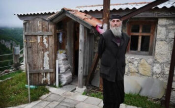 Kada vam neka osoba čini zlo i nanosi vam veliku bol, uradite samo ovu stvar i ponovo ćete naći svoj put ka sreći: Moćan savet monaha sa Svete Gore Kada vam neka osoba čini zlo i nanosi vam veliku bol, uradite samo ovu stvar i ponovo ćete naći svoj put ka sreći: Moćan savet monaha sa Svete Gore - featured image