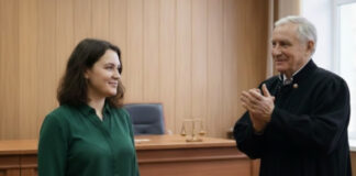 Tokom razvoda u sudu, supruga je mirno odrekla se sve svoje imovine, uprkos smehu muža. Ali kada je sudija shvatio šta se zapravo krije iza njene odluke, ustao je sa svog mesta i aplaudirao joj stojeći. Tokom razvoda u sudu, supruga je mirno odrekla se sve svoje imovine, uprkos smehu muža. Ali kada je sudija shvatio šta se zapravo krije iza njene odluke, ustao je sa svog mesta i aplaudirao joj stojeći. - featured image