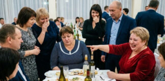 Šta, NEUSPIJEŠNA, bila si najbolja u razredu, a gdje si sada? – smijali su se školski prijatelji na susretu nakon 30 godina… A za minut, svi su ostali zapanjeni… 😲😲😲 Šta, NEUSPIJEŠNA, bila si najbolja u razredu, a gdje si sada? – smijali su se školski prijatelji na susretu nakon 30 godina… A za minut, svi su ostali zapanjeni… 😲😲😲 - featured image