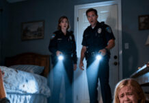 Jecajući, djevojčica je nazvala 911: “Moj tata i njegov prijatelj su pijani… opet to rade mami!” Policajci su pojurili prema kući — a ono što su tamo zatekli ostavilo ih je užasnute… Jecajući, djevojčica je nazvala 911: “Moj tata i njegov prijatelj su pijani… opet to rade mami!” Policajci su pojurili prema kući — a ono što su tamo zatekli ostavilo ih je užasnute… - featured image