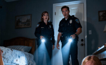 Jecajući, djevojčica je nazvala 911: “Moj tata i njegov prijatelj su pijani… opet to rade mami!” Policajci su pojurili prema kući — a ono što su tamo zatekli ostavilo ih je užasnute… Jecajući, djevojčica je nazvala 911: “Moj tata i njegov prijatelj su pijani… opet to rade mami!” Policajci su pojurili prema kući — a ono što su tamo zatekli ostavilo ih je užasnute… - featured image