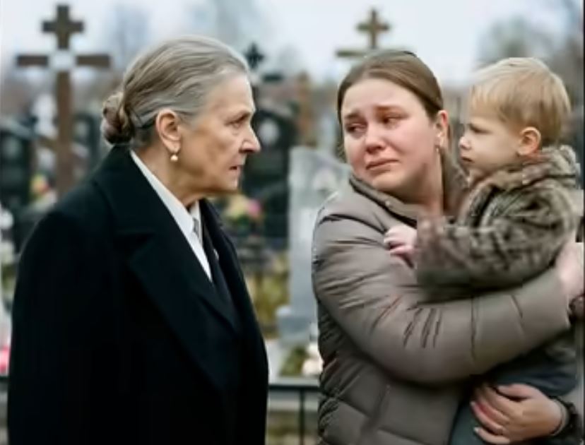 Bogata žena je došla na počivalište svog sina i tamo primijetila stranca u suzama koji je držao u naručju malog dječaka. Kada je prišla bliže, samo je UHVAĆENA u šoku… 😲😲😲 - featured image Bogata žena je došla na počivalište svog sina i tamo primijetila stranca u suzama koji je držao u naručju malog dječaka. Kada je prišla bliže, samo je UHVAĆENA u šoku… 😲😲😲 - featured image