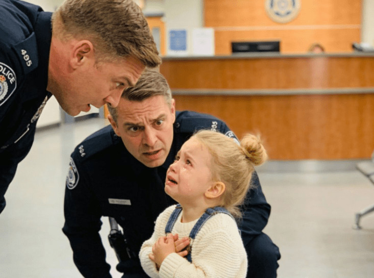 Devojčica došla u policiju da prizna „zločin“ – ono što je rekla rasplakalo je sve prisutne - featured image Devojčica došla u policiju da prizna „zločin“ – ono što je rekla rasplakalo je sve prisutne - featured image